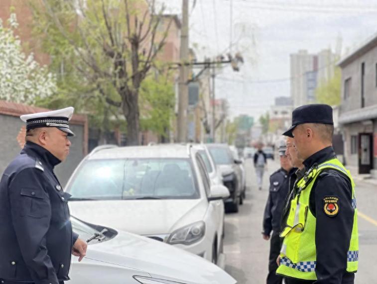 赛罕区街头交通整治行动！背街小巷违停难题咋破解？