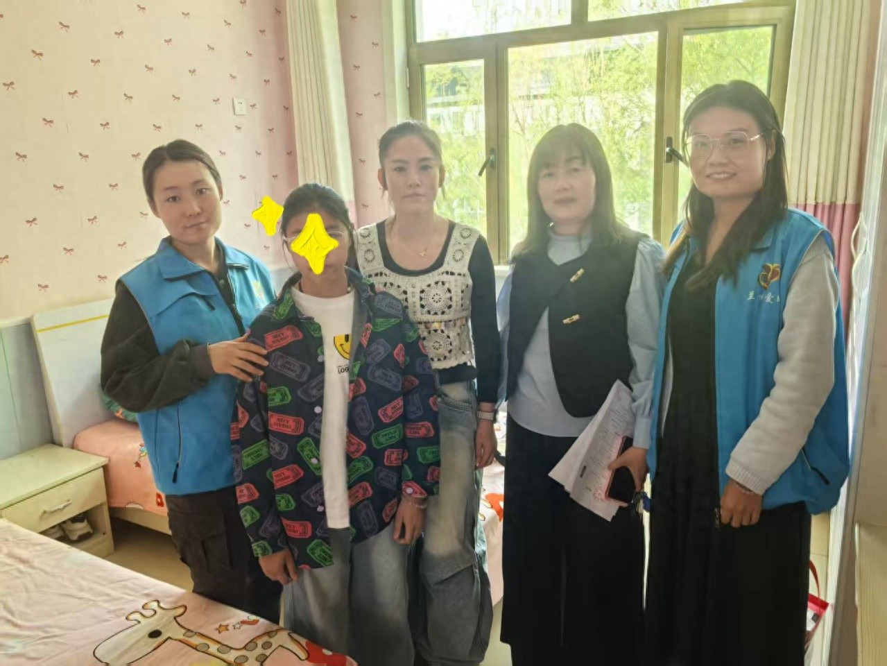 13岁女孩父母双亡，姑姑无力抚养，她的未来何去何从？