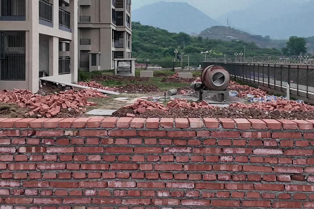 汉源县九襄镇梨城新居小区业主竟违规占用公共绿地？