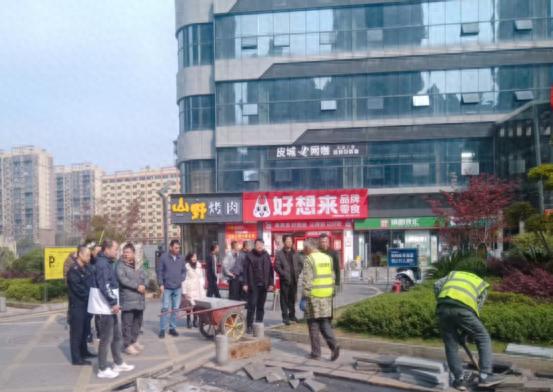 北湖城管高效联动解民忧！破损人行道修复背后藏着啥秘密？  第1张