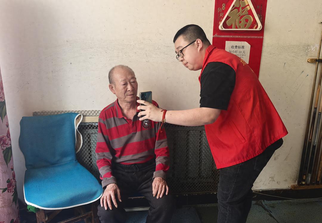 建国社区流动办公进小区！服务窗口楼下摆，咋做到的？
