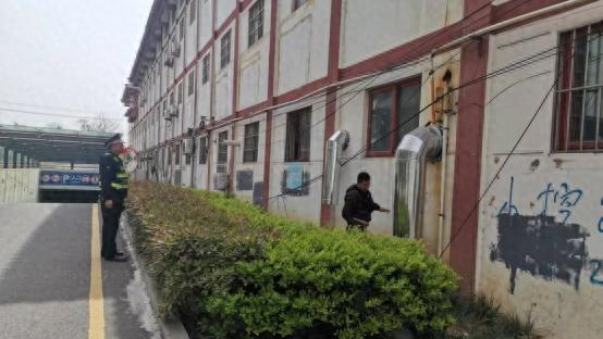 小区烧烤店直排油烟扰居民？执法局迅速行动解难题