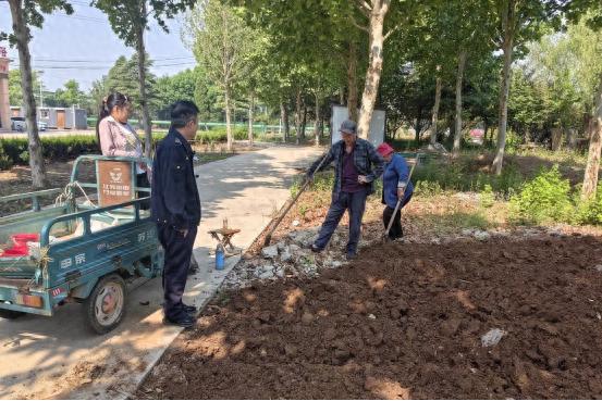 夏季雨水丰沛时节，竟有人擅自占用公共绿化带？整治行动来了