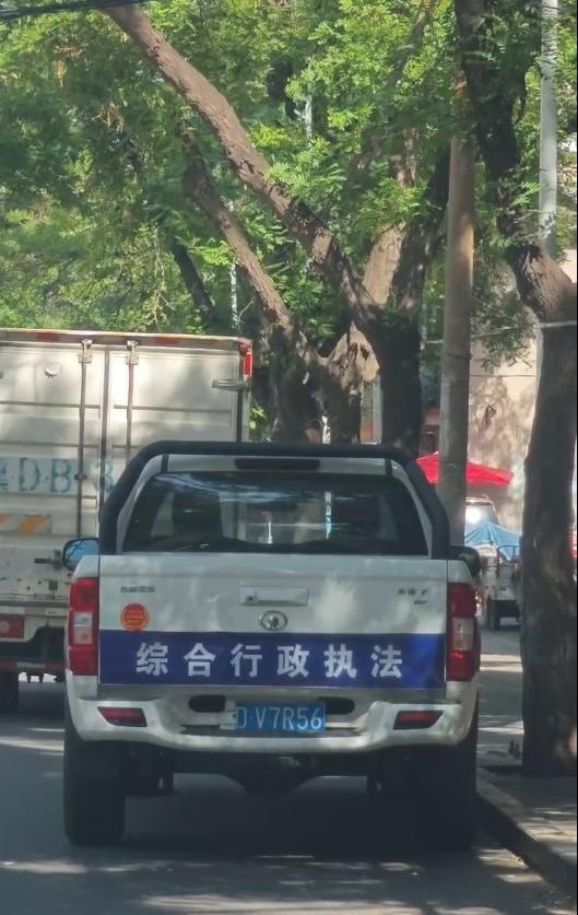 邯郸一执法皮卡车车牌破损仍上路！这合规吗？  第2张