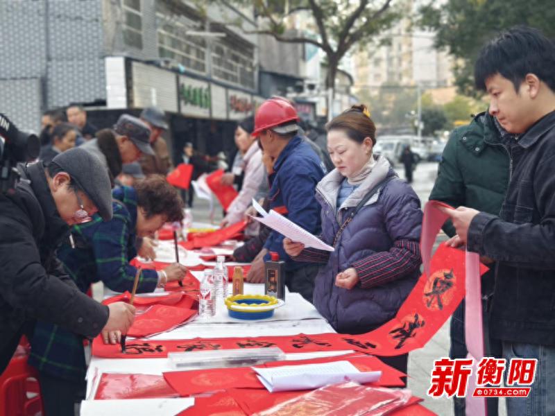 衡阳蒸湘区书法大家挥毫泼墨，新春对联送祝福！你收到了吗？