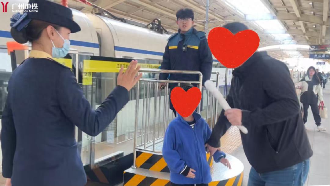 惊险半小时！7岁幼童被独自留在列车上，父亲焦急求助，结局暖心