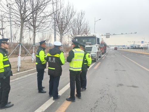 春运首日，东营潍坊联合执法，132名执法人员严查325辆车，13起违规行为曝光  第2张