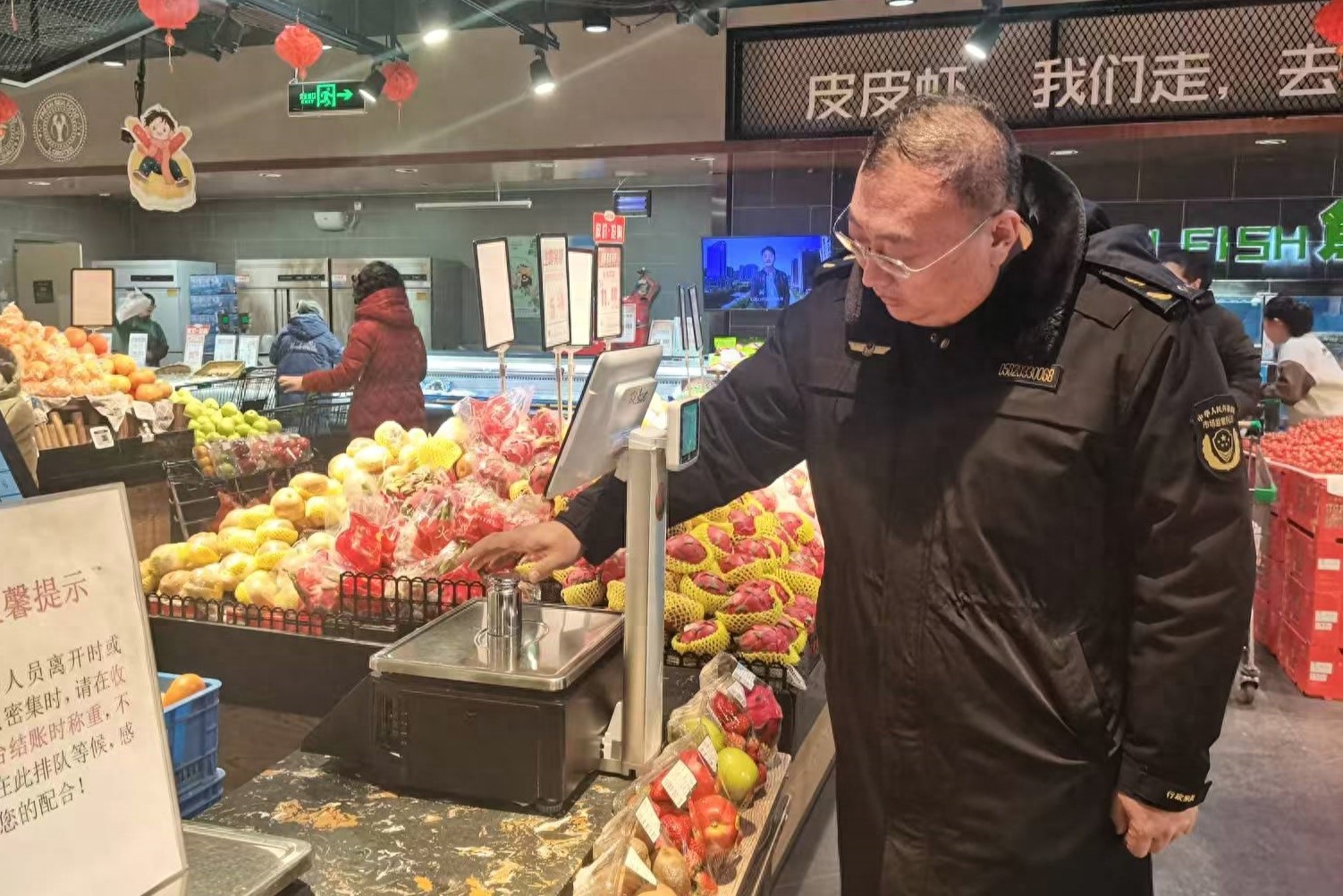 包头市如何确保节日消费安全？210台电子秤无一作弊，市民可安心购物