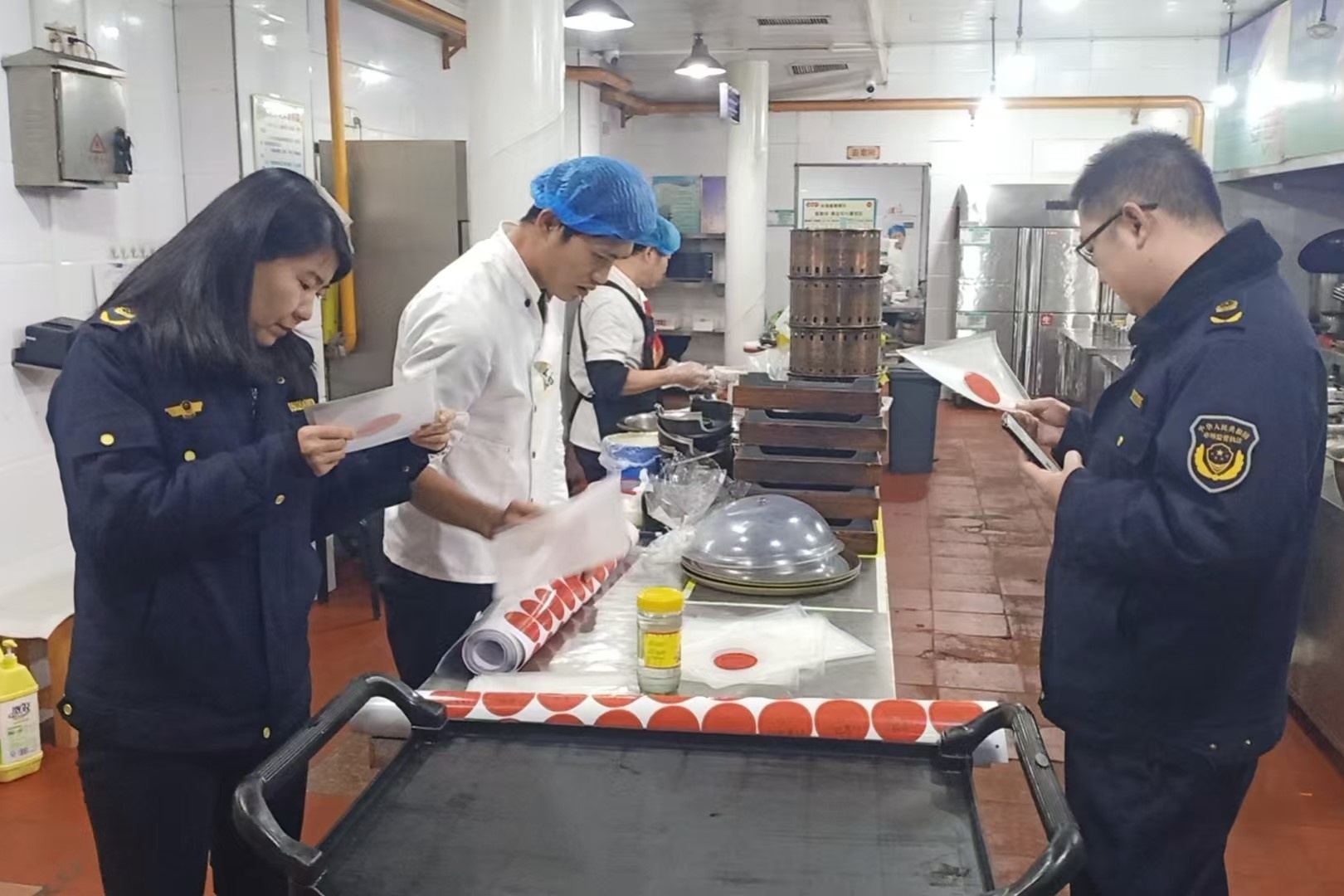 包头市如何确保节日消费安全？210台电子秤无一作弊，市民可安心购物  第2张