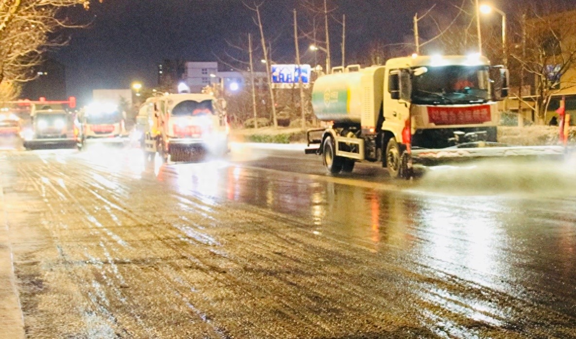 烟台黄渤海新区遭遇强冷空气侵袭，清雪防滑工作如何保障市民顺畅出行？