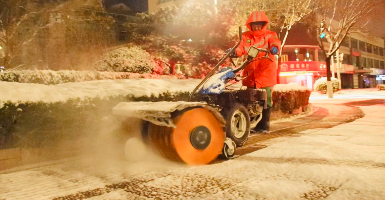 烟台黄渤海新区遭遇强冷空气侵袭，清雪防滑工作如何保障市民顺畅出行？  第4张