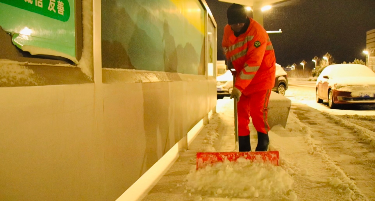 烟台黄渤海新区遭遇强冷空气侵袭，清雪防滑工作如何保障市民顺畅出行？  第5张
