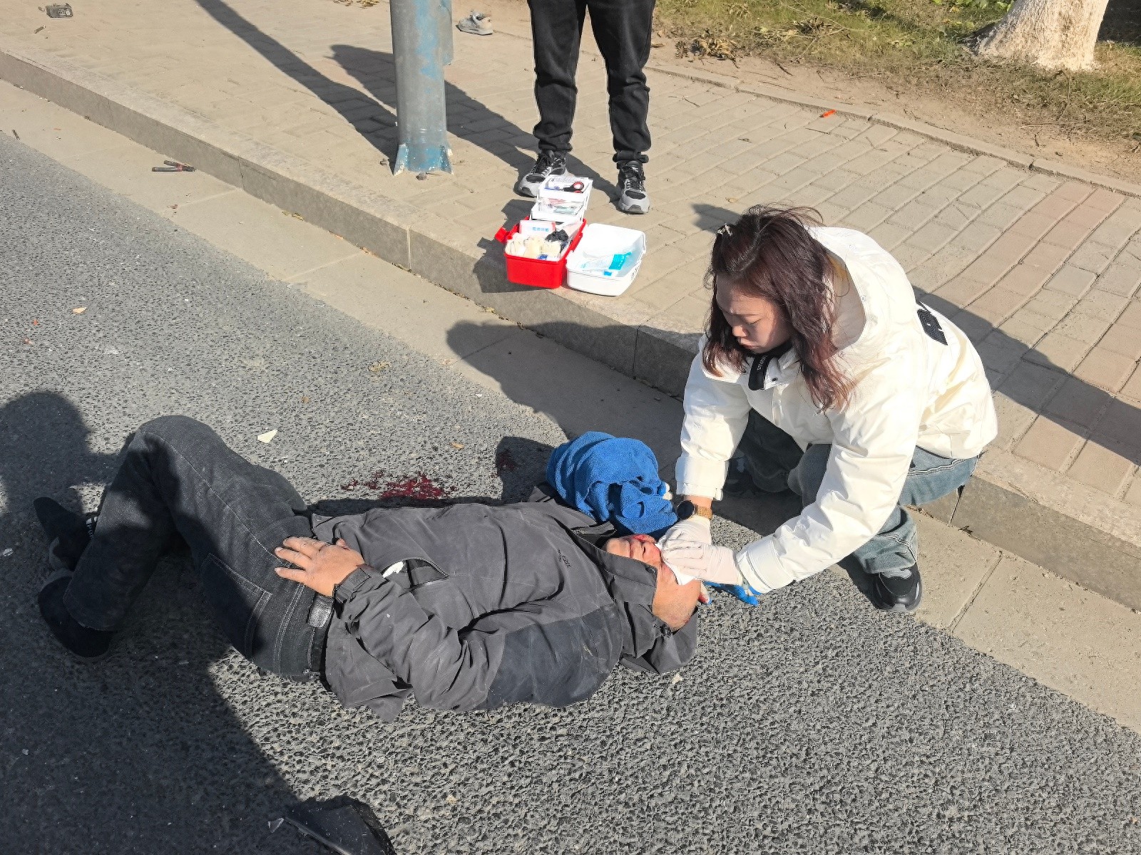 孙小青路遇车祸，她如何用急救箱挽救生命？惊心动魄的救援现场曝光  第1张