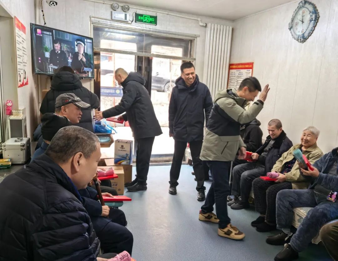寒冬送暖！民建四平市委会如何让困难群众和老人感受到浓浓关怀？  第2张