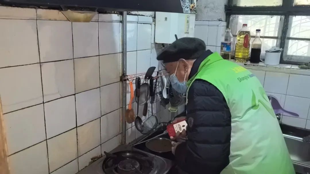 寒潮来袭，独居老人如何安全过冬？徐汇区这场暖心行动让人感动  第2张