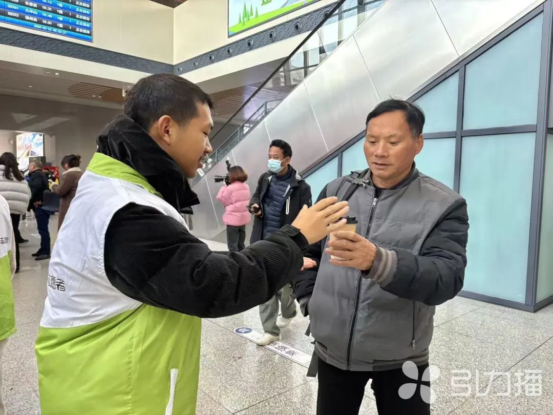 春运大潮来袭！张家港高铁站如何用‘春节红’温暖游子心？  第4张
