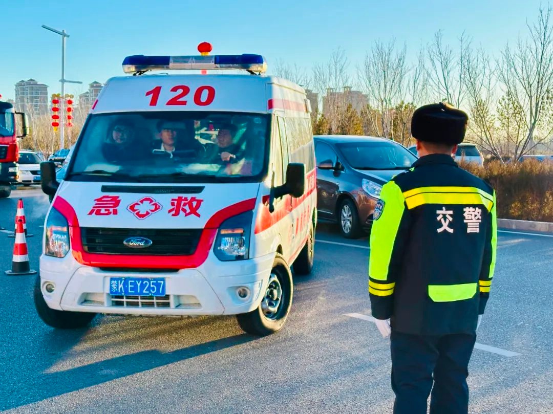零下20℃的坚守！伊金霍洛交警如何用责任与担当为两会保驾护航？  第4张