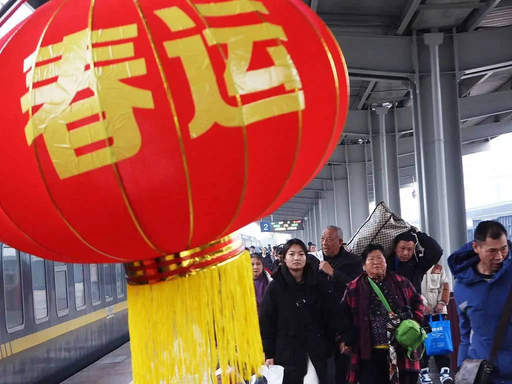 2025年春运首日，全国铁路人潮涌动！你准备好迎接这场世界最大规模的人口迁徙了吗？  第2张