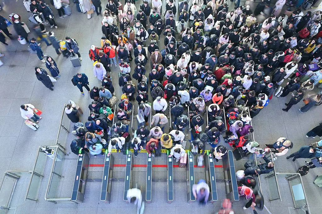 2025年春运首日，全国铁路人潮涌动！你准备好迎接这场世界最大规模的人口迁徙了吗？  第3张