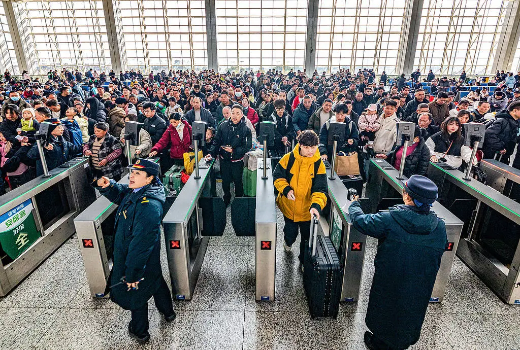 2025年春运首日，全国铁路人潮涌动！你准备好迎接这场世界最大规模的人口迁徙了吗？  第4张