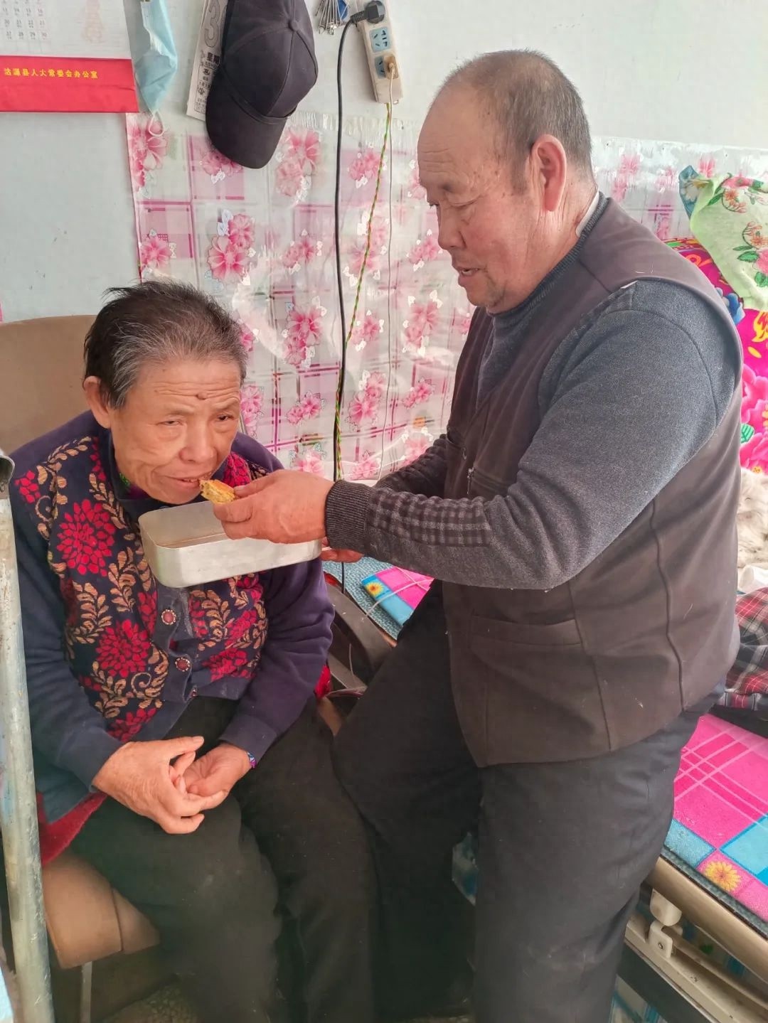 70岁老人3650天如一日照顾瘫痪妻子，他的坚守感动了谁？  第1张