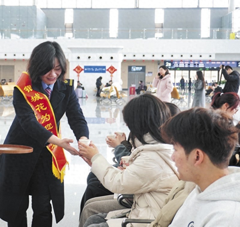 春运首日，银城花志愿者如何让旅客提前感受年味？暖心姜茶与春联齐上阵  第1张