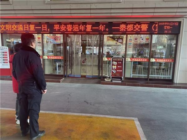 咸阳秦都交警大队如何用LED屏24小时守护春运安全？揭秘背后的亮屏行动  第3张