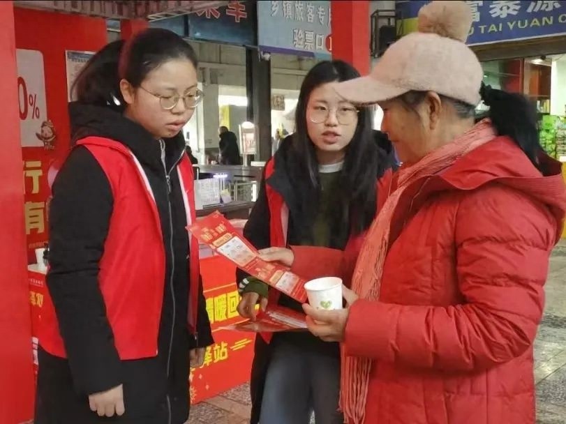 青春志愿行，情暖回家路！酉阳县站小青如何用一杯热茶温暖游子心？