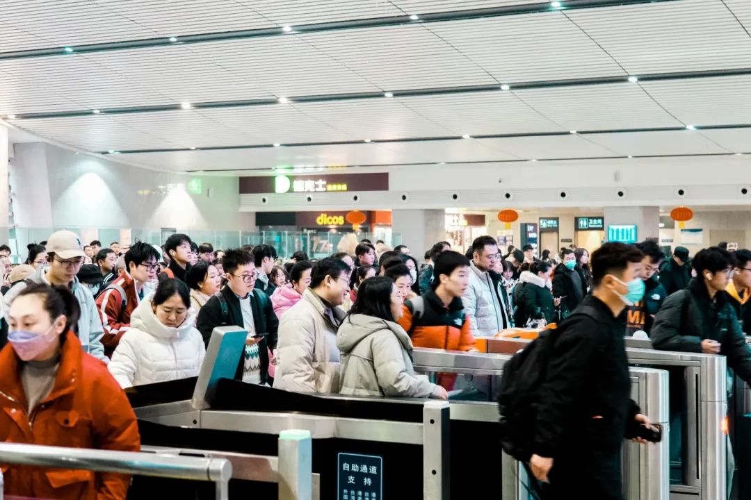 2025春运大幕拉开！宜宾西站首日发送旅客1.7万人次，你准备好回家了吗？  第2张