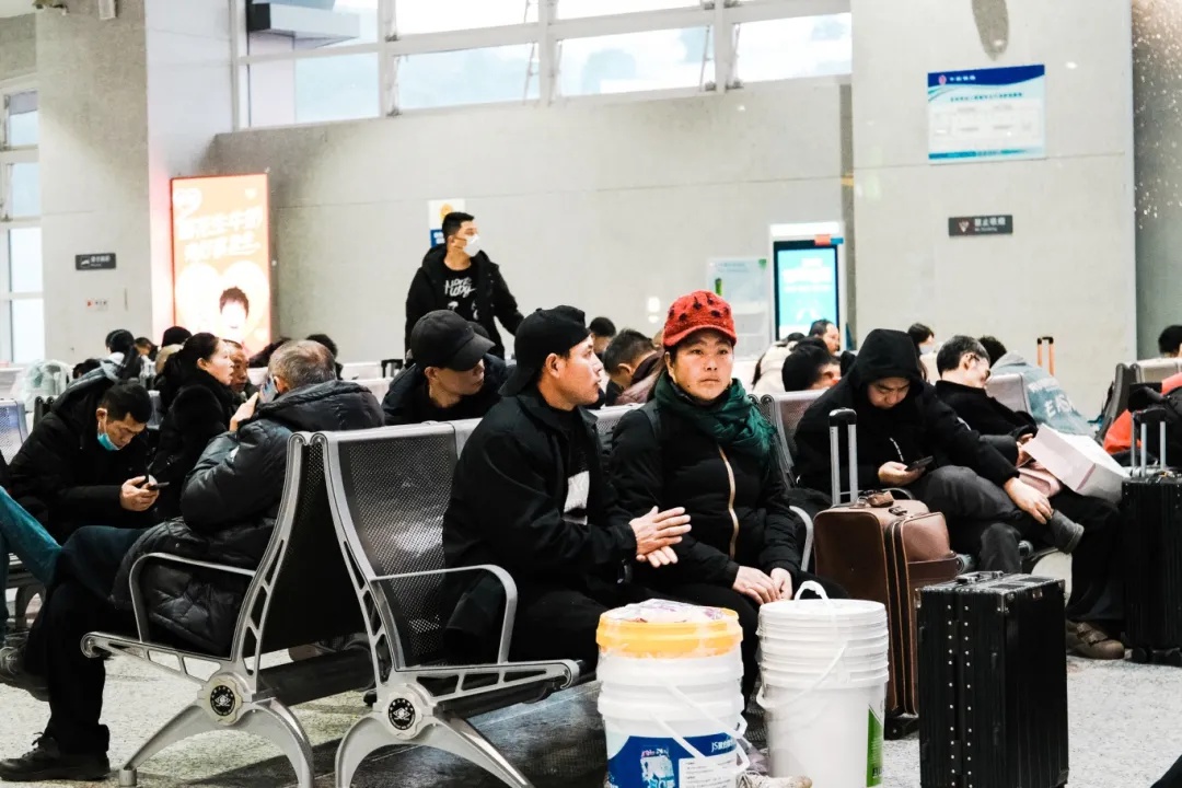 2025春运大幕拉开！宜宾西站首日发送旅客1.7万人次，你准备好回家了吗？  第6张