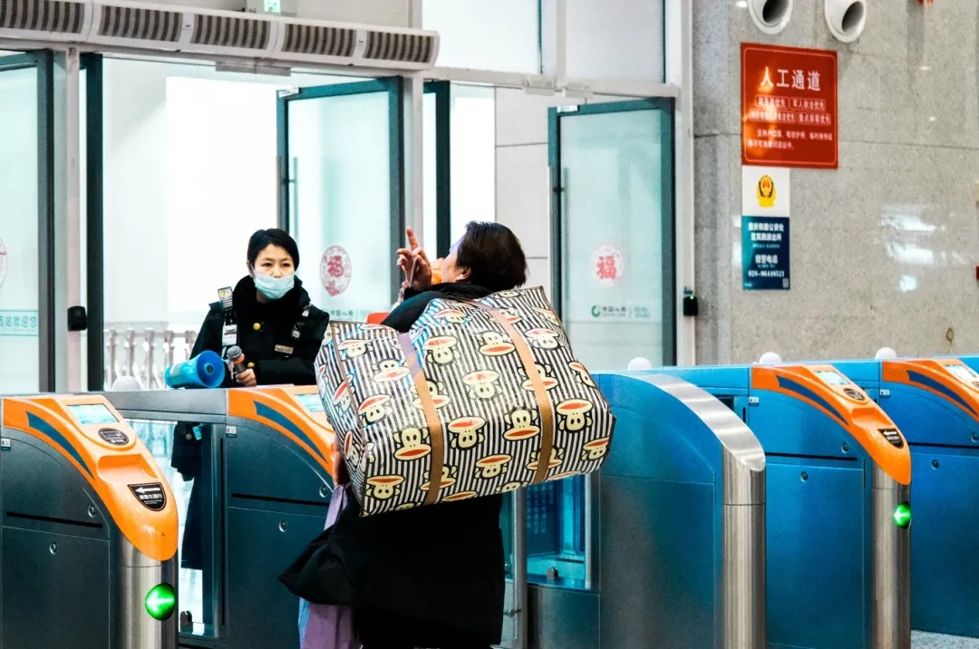 2025春运大幕拉开！宜宾西站首日发送旅客1.7万人次，你准备好回家了吗？  第7张
