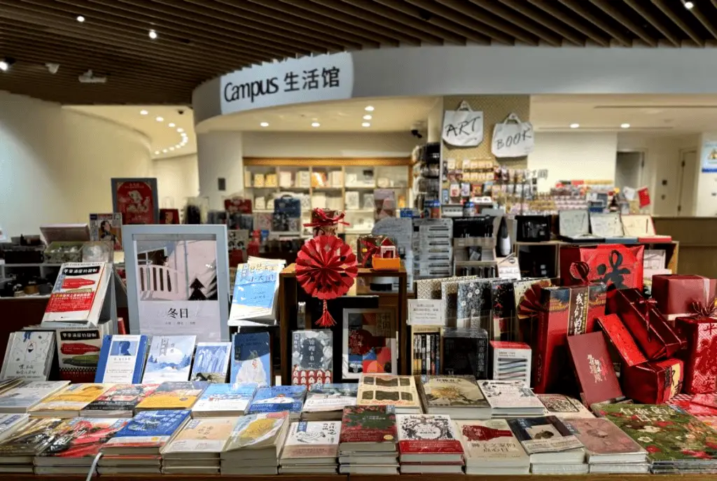 2025年上海新春文旅新业态：非遗剪纸光影展与FILA FUSION跨界合作，传统文化如何焕发新生？  第2张