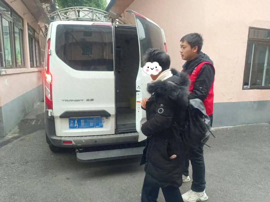 七旬老人露宿街头，救助站如何用一碗热饭温暖她的心？  第1张