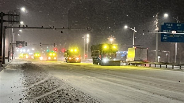 春运首日突降大雪！烟台公路清雪突击队如何彻夜奋战保障市民安全出行？