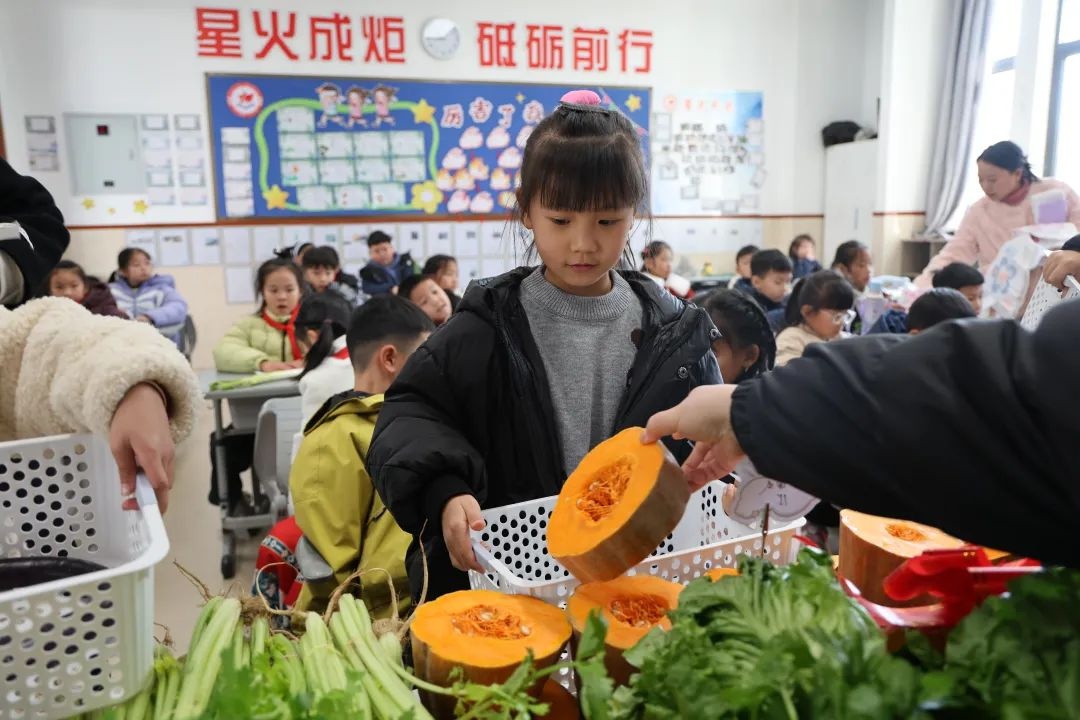 孩子们期末竟然收到蔬菜大礼包！这样的奖励你见过吗？  第4张