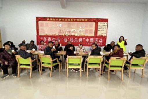 残友们如何通过手绘陶瓷瓶重拾生活色彩？平原县残联活动揭秘