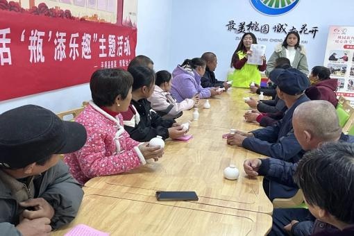 残友们如何通过手绘陶瓷瓶重拾生活色彩？平原县残联活动揭秘  第2张
