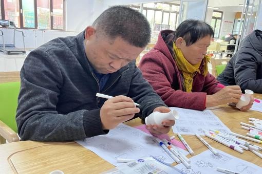 残友们如何通过手绘陶瓷瓶重拾生活色彩？平原县残联活动揭秘  第3张