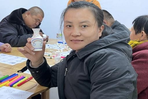 残友们如何通过手绘陶瓷瓶重拾生活色彩？平原县残联活动揭秘  第4张