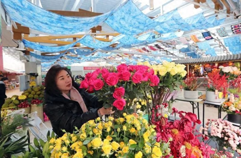 春节前篆新农贸市场大变身！云南扎染与民族文化布艺装饰，打造‘有一种叫云南的生活’新体验