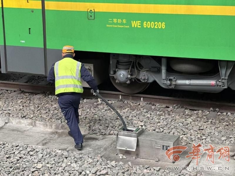 你知道春运背后谁在默默守护你的喝水自由吗？揭秘火车站上水工的辛劳日常  第1张