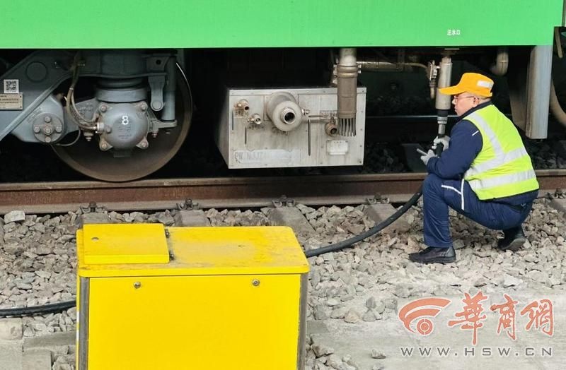 你知道春运背后谁在默默守护你的喝水自由吗？揭秘火车站上水工的辛劳日常  第3张