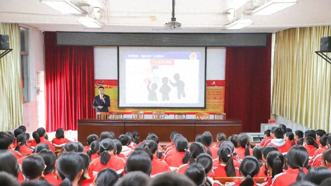 校园欺凌如何预防？池洞中学法治副校长杨文带来生动普法讲座  第1张