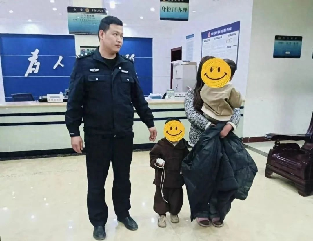 暖心！两岁走失男童独自哭泣，民警温情守护两小时终助其回家  第1张