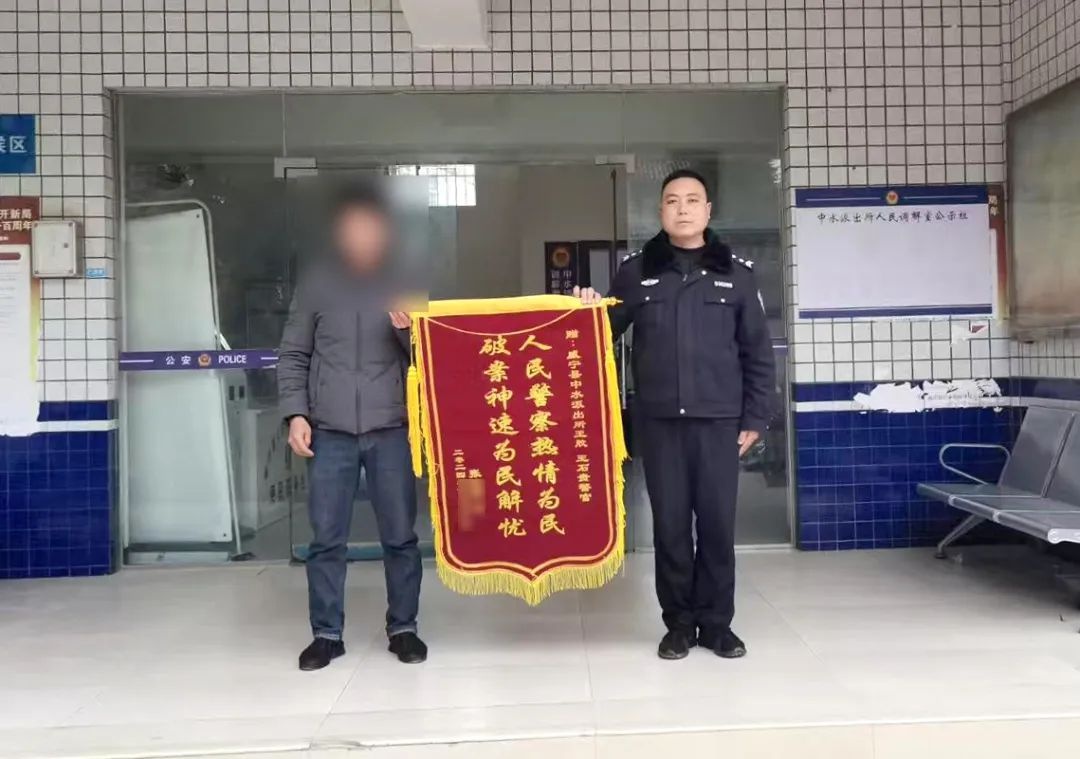 暖心！两岁走失男童独自哭泣，民警温情守护两小时终助其回家  第2张
