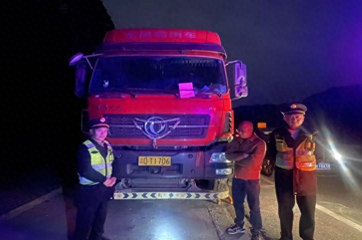 春运首日，剑阁县如何确保游子平安归家？揭秘下普路夜间执法行动  第1张