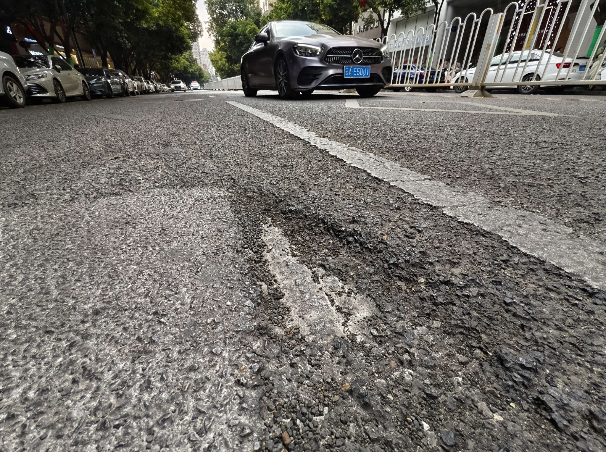 昆明东寺街路面坑洼成灾，市民苦不堪言！为何改造迟迟不来？  第1张