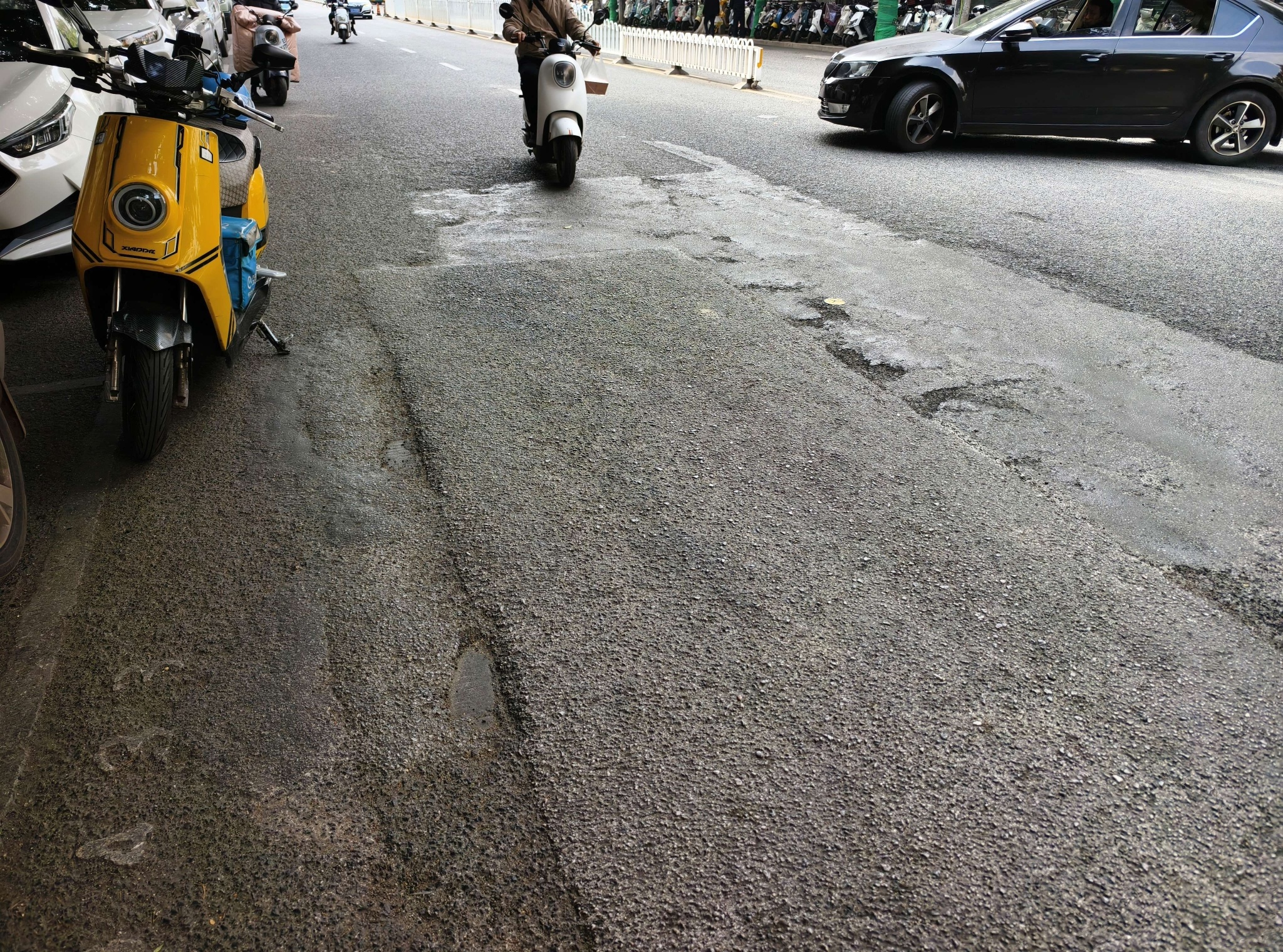 昆明东寺街路面坑洼成灾，市民苦不堪言！为何改造迟迟不来？  第3张