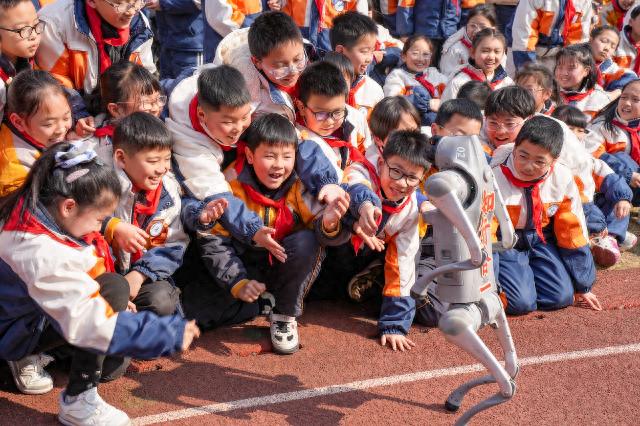 宁波中小学开学活动超精彩！与机器狗互动、非遗体验，你见过吗？
