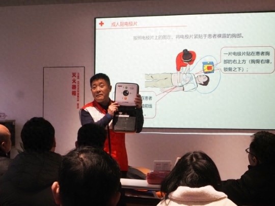 网约车司机为何纷纷学习急救技能？这堂培训课太重要了